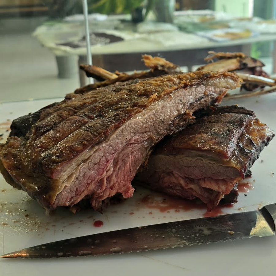 Costela assada fatiada na tábua