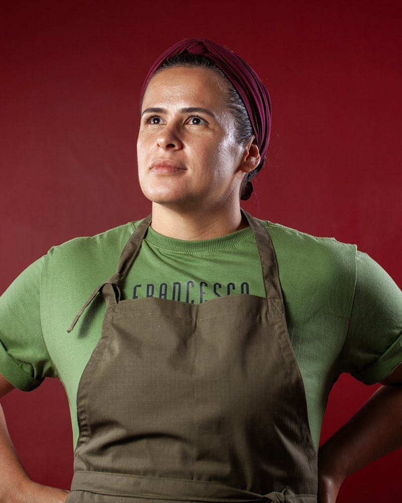 Chef Carol Zardi, de avental, com a camiseta da Francesco