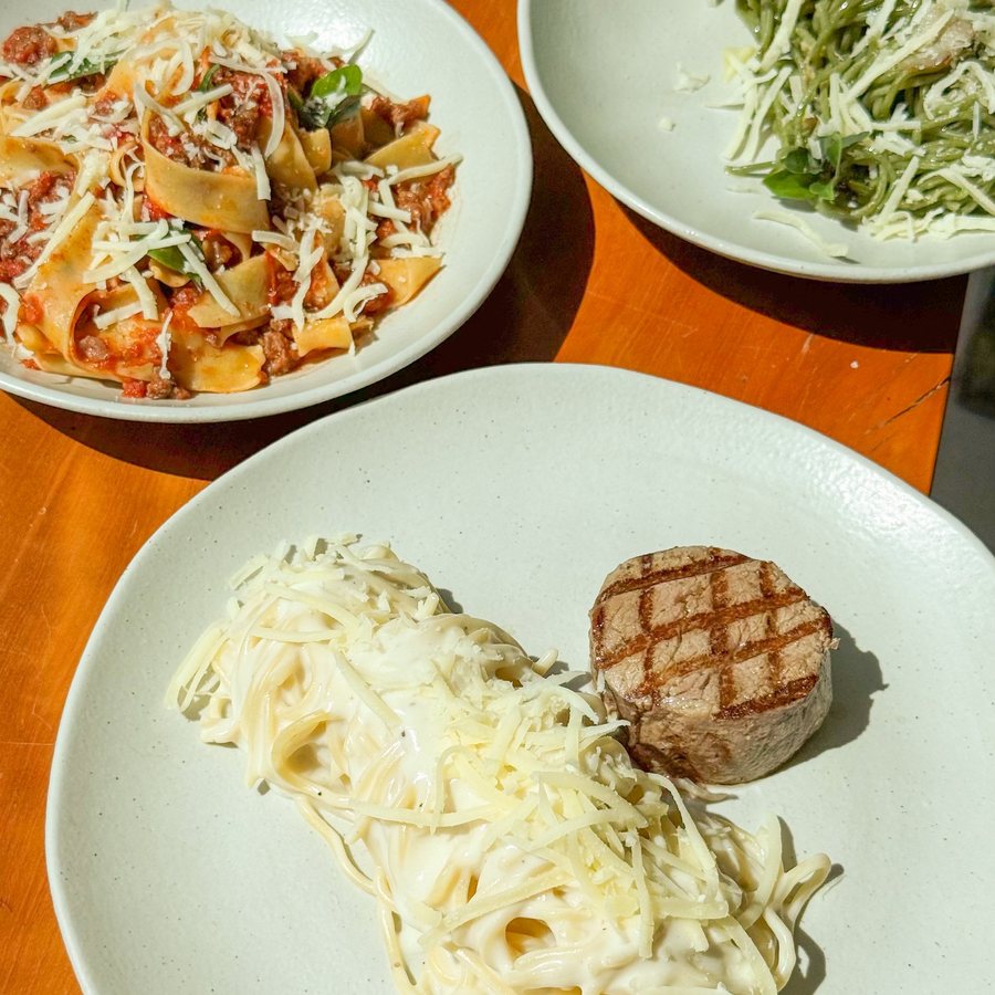Pappardelle à bolonhesa, espaguete ao pesto e espaguete ao molho branco com filé
